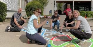 Teamarbeit in Farbe: Hausmeister Alexander Baal, Lehrerin Claudia Tinner-Stribick (vorne links) mit Vanessa Röckle, Claudia Schaller und Silke Metzen (von links) im Einsatz.